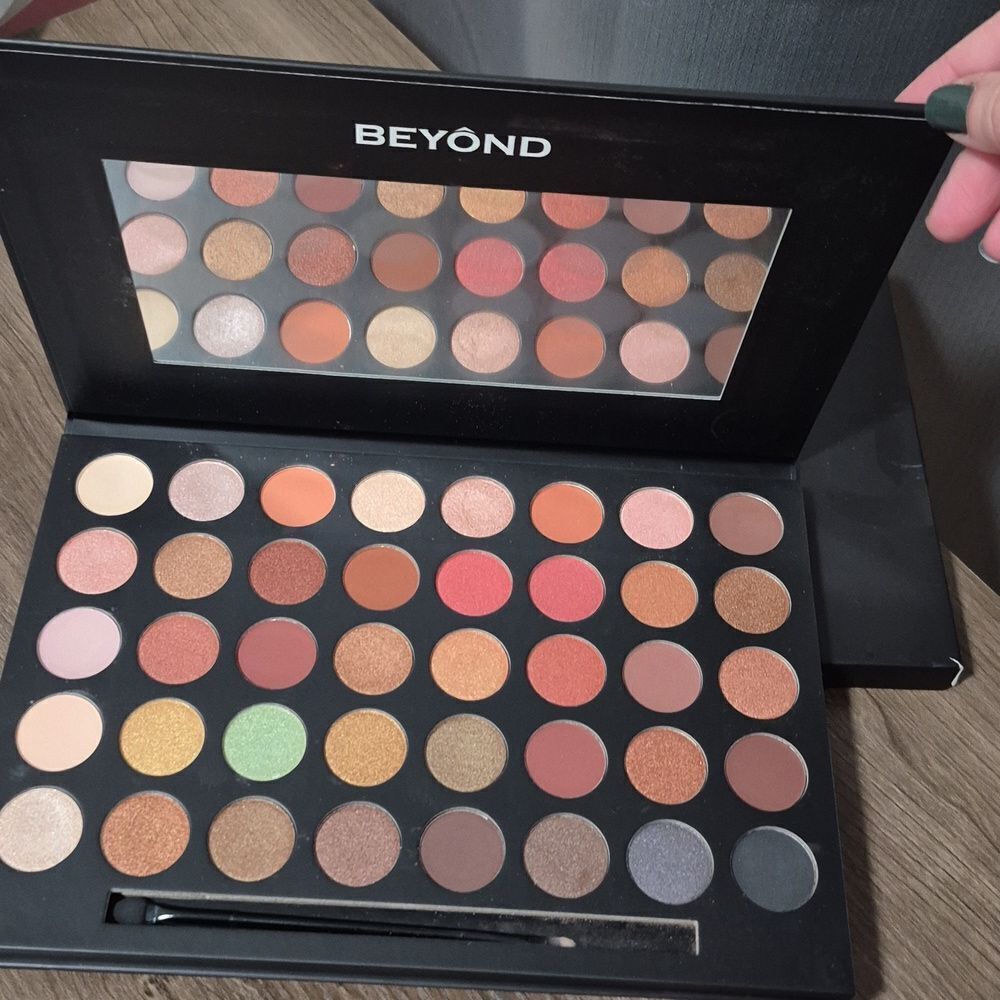 💥3/$12💥 BEYOND COSMETICS 40SP Shimmer Matte Eyeshadow Palette
